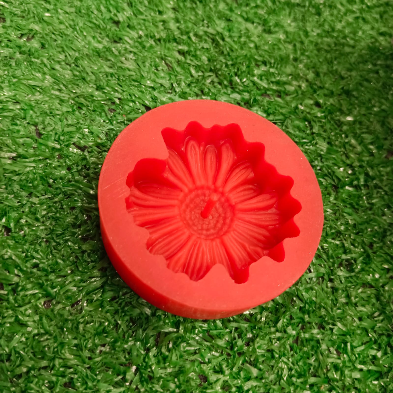 Daisy flower hole silicone mould for resin jewellery, keychains, candle making, soap making, wax melts, clay crafts and DIY hanging decorations
